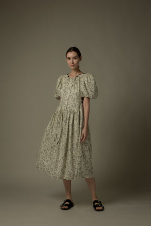 泡泡袖碎花連身裙