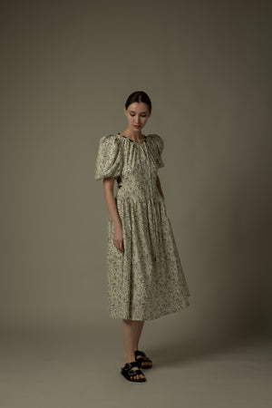 泡泡袖碎花連身裙