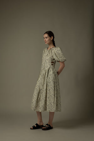 泡泡袖碎花連身裙