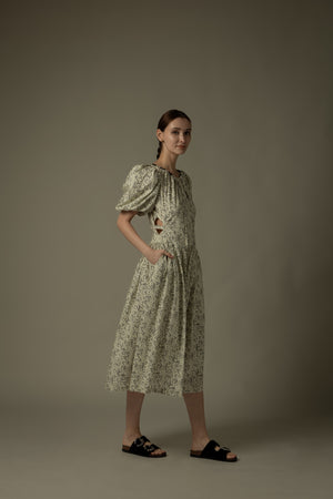 泡泡袖碎花連身裙