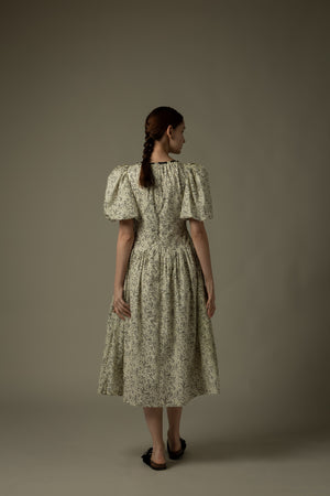 泡泡袖碎花連身裙